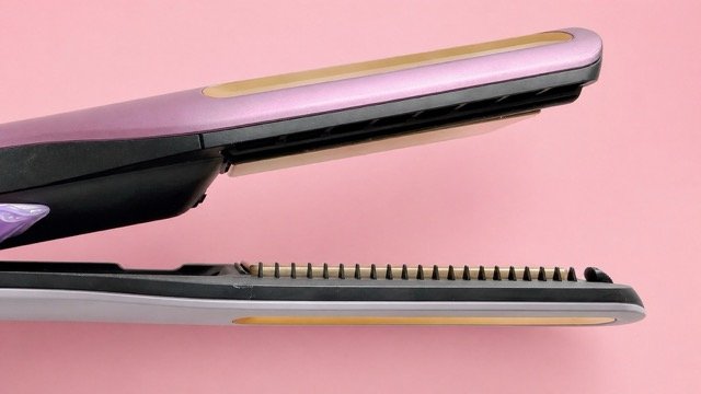 The precision comb attachment clips into the track along the side of the SilkiPro Straight